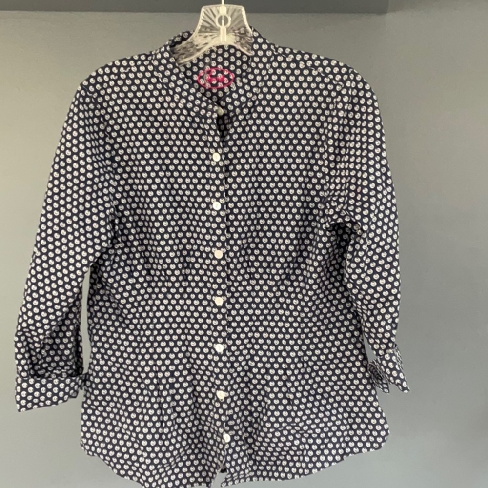 Foxcroft wrinkle free button up women’s blouse.  Size 4. Blue and white pattern
